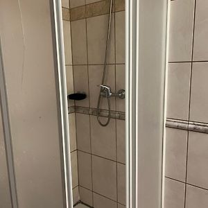 Pokój z dwoma pojedynczymi łóżkami